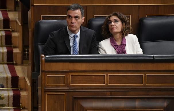 El presidente del Gobierno, Pedro Sánchez y la vicepresidenta primera del Gobierno y ministra de Hacienda, María Jesús Montero.