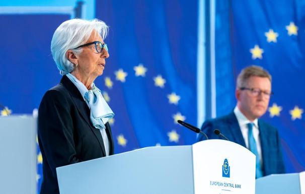 Christine Lagarde, presidenta del BCE, junto al jefe de prensa del banco central.