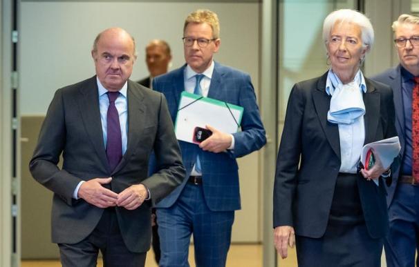 Guindos y Lagarde caminan hacia la rueda de prensa del BCE el 11 de abril de 2024.