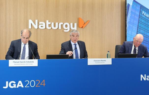 (I-D) El secretario general de Naturgy, Manuel García Cobaleda, el CEO de Naturgy, Francisco Reynés, y el notario Fernando de la Cámara