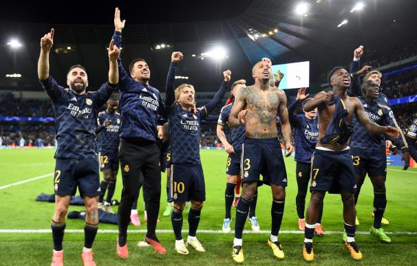 Los jugadores del Real Madrid celebran su pase a la semifinal de la Liga de Campeones de la UEFA