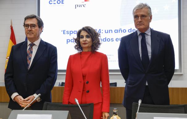 El presidente de la CEOE, Antonio Garamendi, la vicepresidenta primera, María Jesús Montero y el presidente de PWC, Gonzalo Sánchez