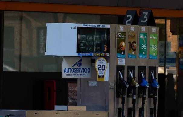 El precio de la gasolina suma un nuevo máximo anual y culmina una escalada del 10% desde enero
