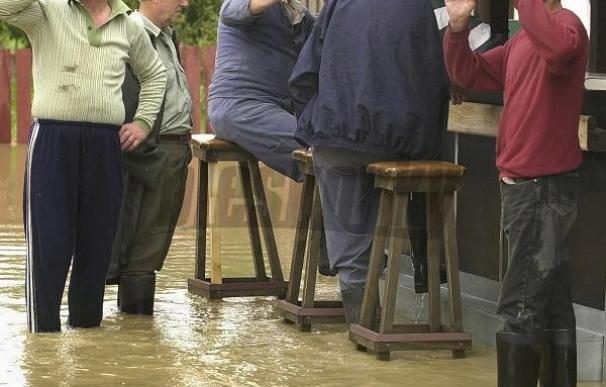 Romanians-Drinking-During-Floods