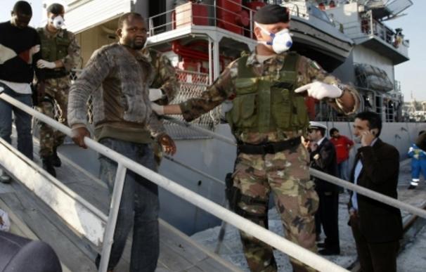Dos inmigrantes detenidos por la Policía en el momento de su llegada a Siracusa, en Sicilia | Reuters