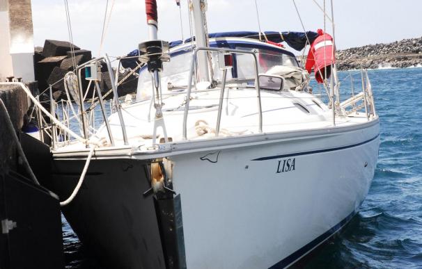 Rescatan a una pareja que navegaba en un velero en aguas de Lanzarote