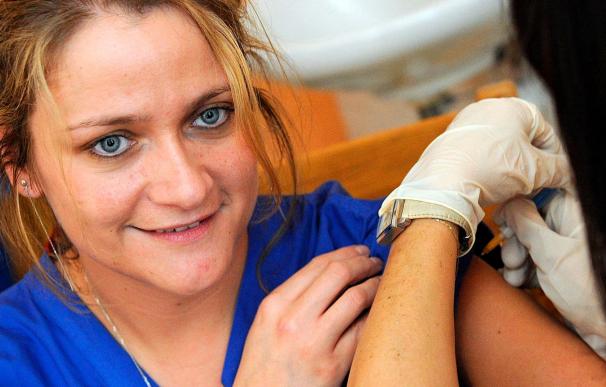 La OMS sigue recomendando la vacunación a pesar de algunas reacciones graves