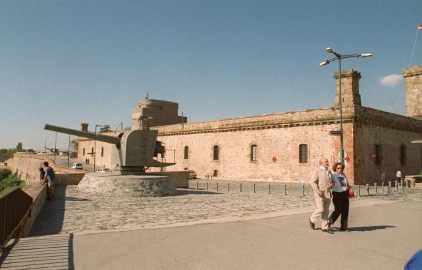 Desmontan la última torre de comunicaciones militar del Castillo de Montjuïc