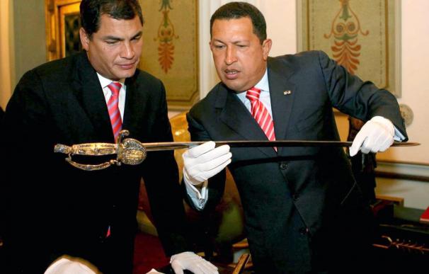 Chávez regala una réplica de la espada de Bolívar al inventor del fusil Kaláshnikov