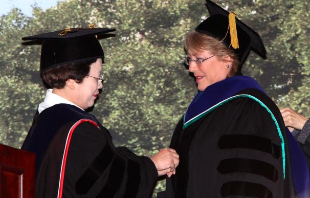 Bachelet es investida doctora Honoris Causa por una Universidad femenina surcoreana