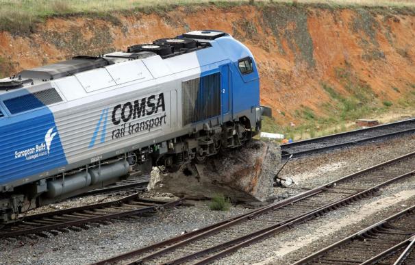 Una locomotora de una empresa de construcción vuelca al chocar con topes en una estación