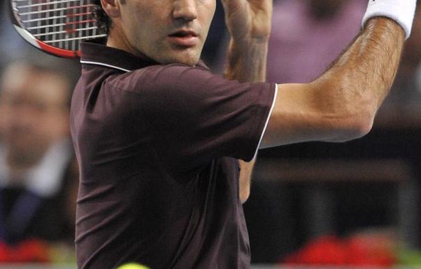 Federer cae en su debut en Bercy frente al francés Julien Benneteau