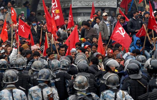 Miles de maoístas rodean edificios del Gobierno nepalí durante una protesta