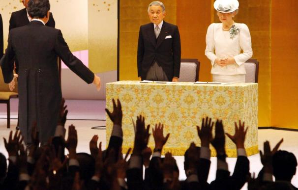 Miles de japoneses homenajean a Akihito en un Tokio acorazado