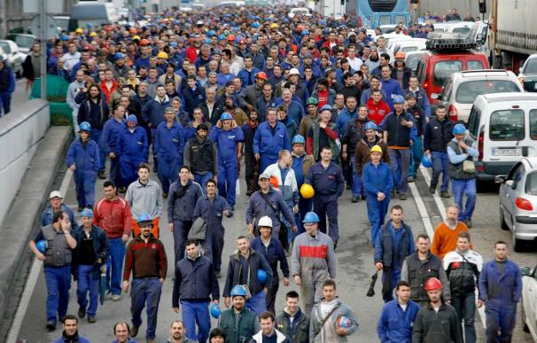 Desempleados del sectornaval se concentran en Vigo en demanda de una regulación de contratación