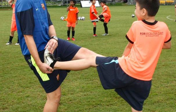 Niños de Singapur toman parte en un campus del Barça