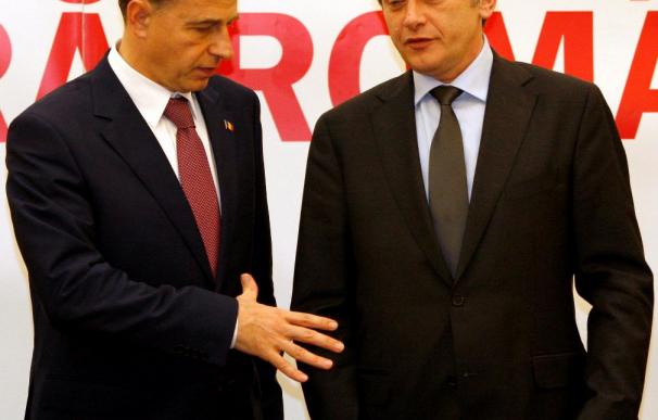 Socialdemócratas y liberales rumanos firman un acuerdo para vencer a Basescu