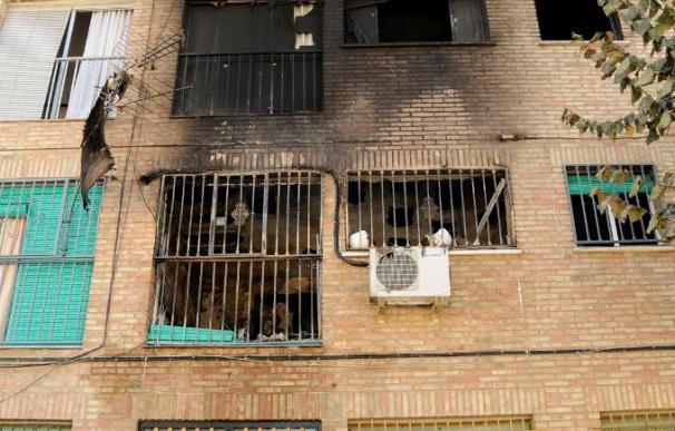 Unas 400 personas desalojadas y una afectada por humo en el incendio de un garaje en Granada