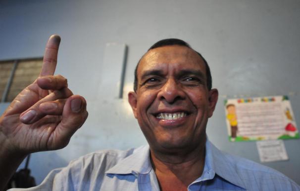 Porfirio Lobo, candidato del Partido Nacional, vota y dice que le proceso "se desarrolla "normalmente"