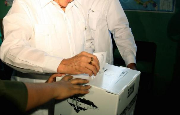 Roberto Micheletti vota "por Honduras" en su ciudad natal