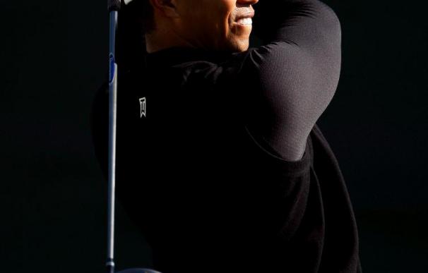 A Tiger Woods lo golpeó su esposa en una pelea de celos, dice un portal de celebridades