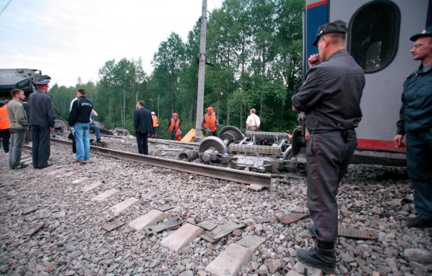 Al menos 25 muertos al descarrilar un tren entre Moscú y San Petersburgo