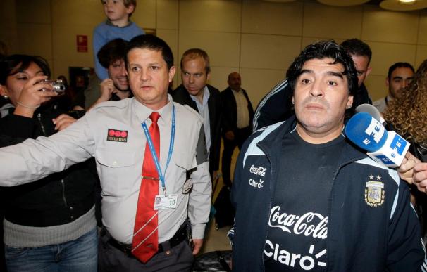 Un Maradona 'mudo' desata la locura a su llegada a Madrid