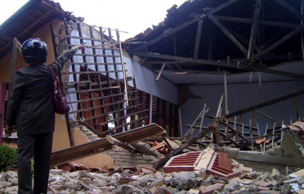 Dos muertos y 38 heridos por un seísmo de 6,7 grados en Indonesia