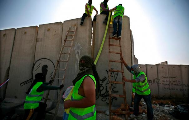 Derriban un trozo de muro en Cisjordania para conmemorar la caída del de Berlín