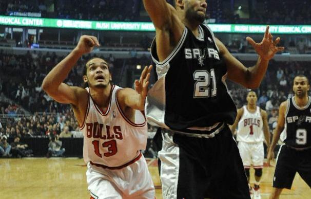 Duncan dirige a los Spurs