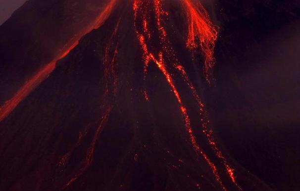 El volcán Mayón de Filipinas registra explosiones más fuertes