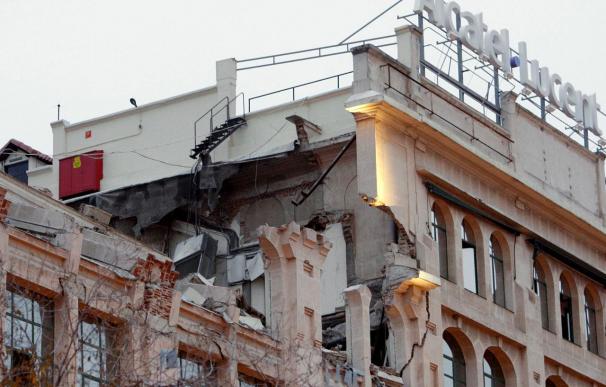 Una explosión de gas destruye la última planta de un edificio de oficinas en Madrid
