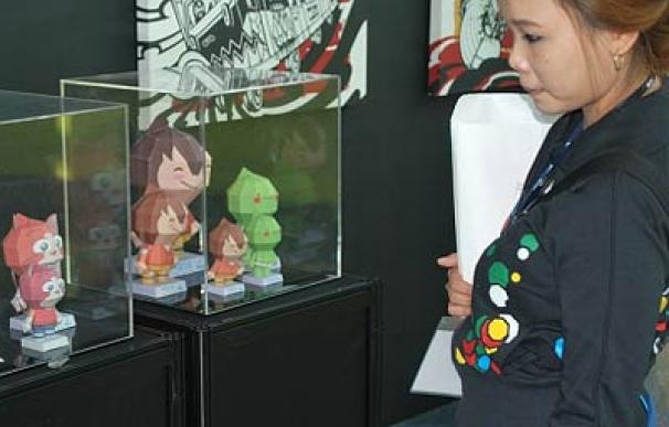 Una joven observa los modelos de unos personajes de manhwa en el festival internacional del cómic BICOF en septiembre 2009.