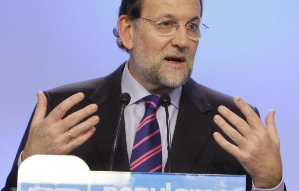 Rajoy acusa a Zapatero de no atajar el paro y presentar una Ley de "diseño"