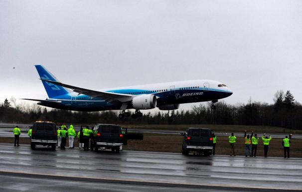 Despega el Boeing 787 en su primer vuelo de prueba, después de 2 años de retraso