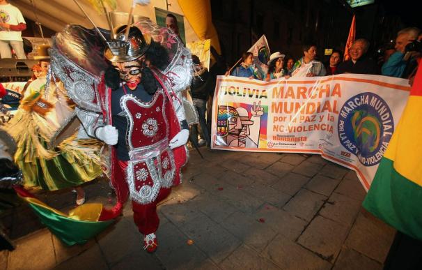 La Marcha por la Paz pide el fin de las guerras durante un ritual indígena en Bolivia
