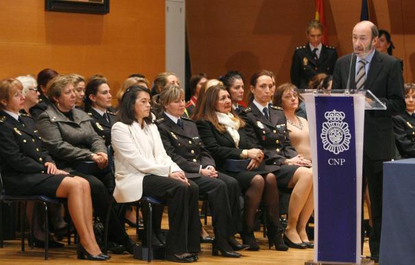 Rubalcaba homenajea a las policías en el 30 aniversario de su incorporación