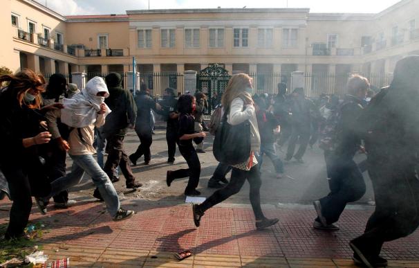 Grecia vuelve a sumirse en disturbios un año después de la ola de protestas que desató el caos