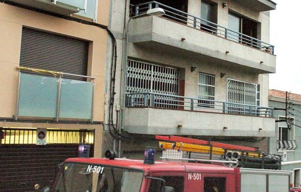 Un incendio quema un edificio de Sabadell y obliga a desalojar a 13 personas