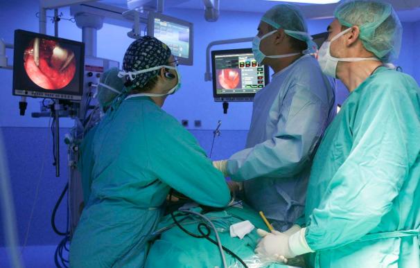 El Hospital de Valencia opera 30 pacientes con cirugía torácica sin ingreso