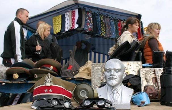 Mercadillo de objetos y simbología comunista en las calles de Varsovia (2007)