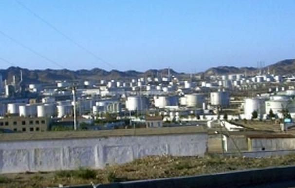 Refinería en las afueras de Turkmenbashi (Turkmenistán)
