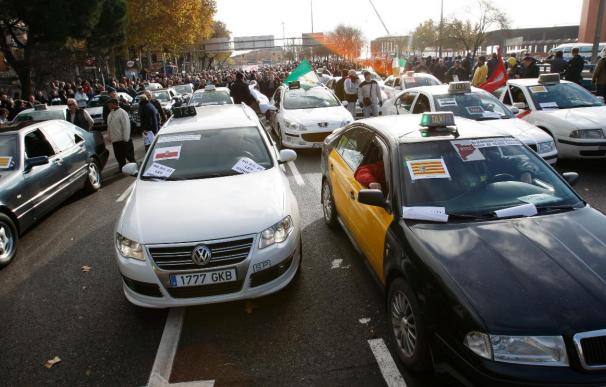 Rajoy promete a los taxistas que el PP "dará la batalla" por sus intereses