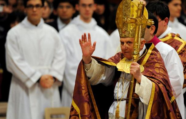 El exorcista Milingo acaba con la paciencia de Benedicto XVI, que lo reduce a laico
