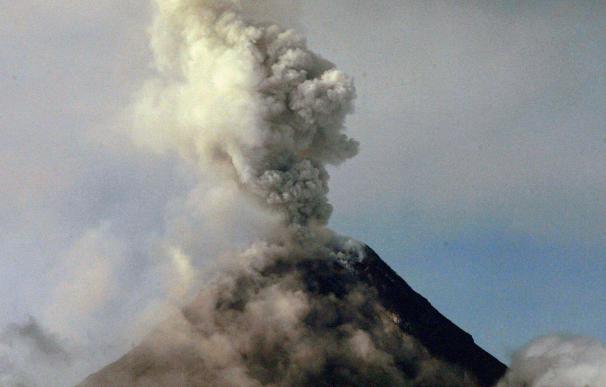 La actividad del volcán Mayón es ya "muy intensa" y precede a una erupción
