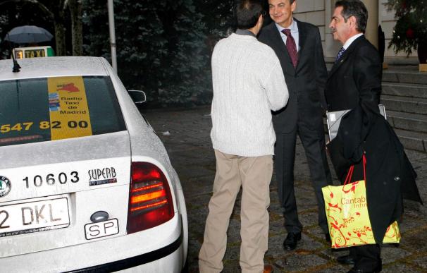 Zapatero recibe bajo la lluvia a Revilla, que una vez más llega en taxi a Moncloa
