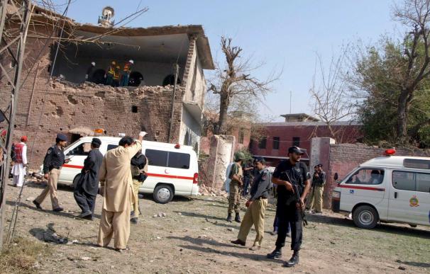 Al menos dos muertos en un atentado suicida frente a un club de prensa en Pakistán