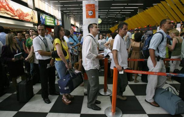 Unos 200 pasajeros de la aerolínea Air Comet permanecen varados en Lima