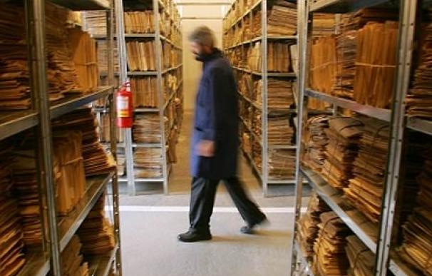 Un trabajador camina entre los antiguos archivos de la Securitate del régimen comunista en Rumanía.