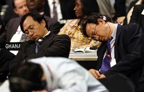 Los delegados se toman un descanso durante la sesión plenaria final de Copenhague en la noche del 18 al 19 de diciembre.